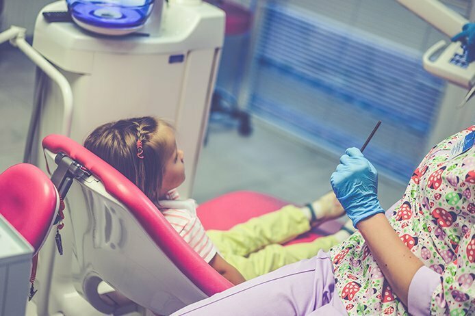 Çocuk Diş Hekimliğinde Yapılan Fissür Örtücü Uygulama Nedir?