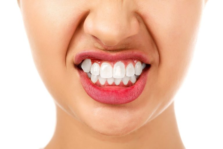 AdobeStock_70628675scaled Dentince Gülüş Tasarımı / Diş Estetiği